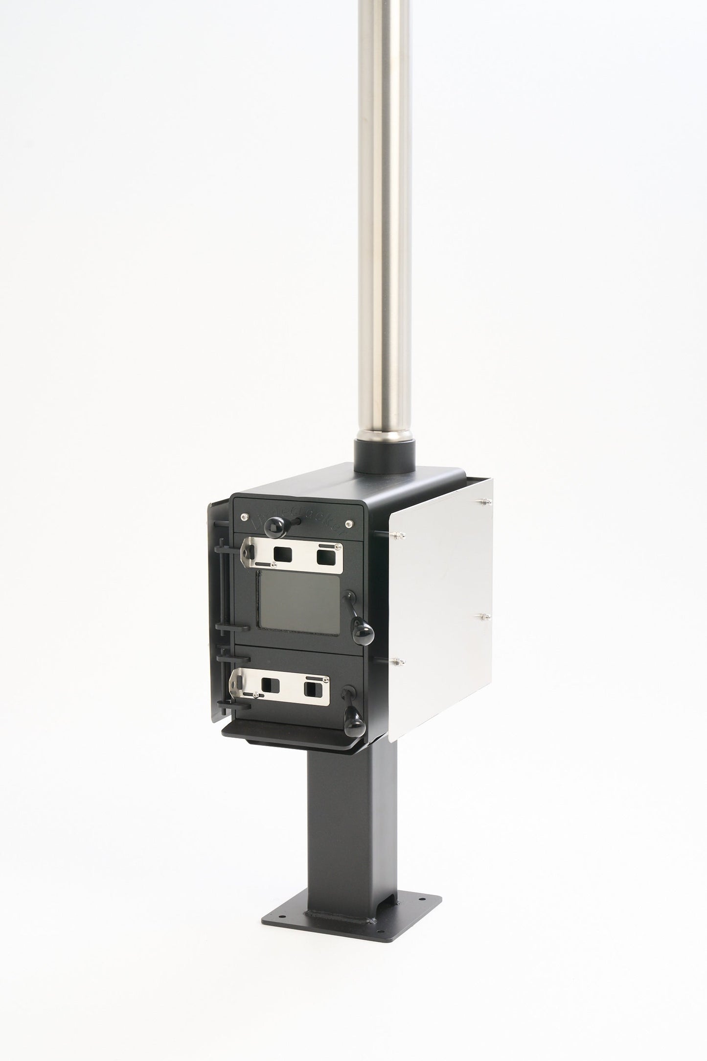Little Cracker Woody solid fuel heater with 4m flue system for compact dwellings.