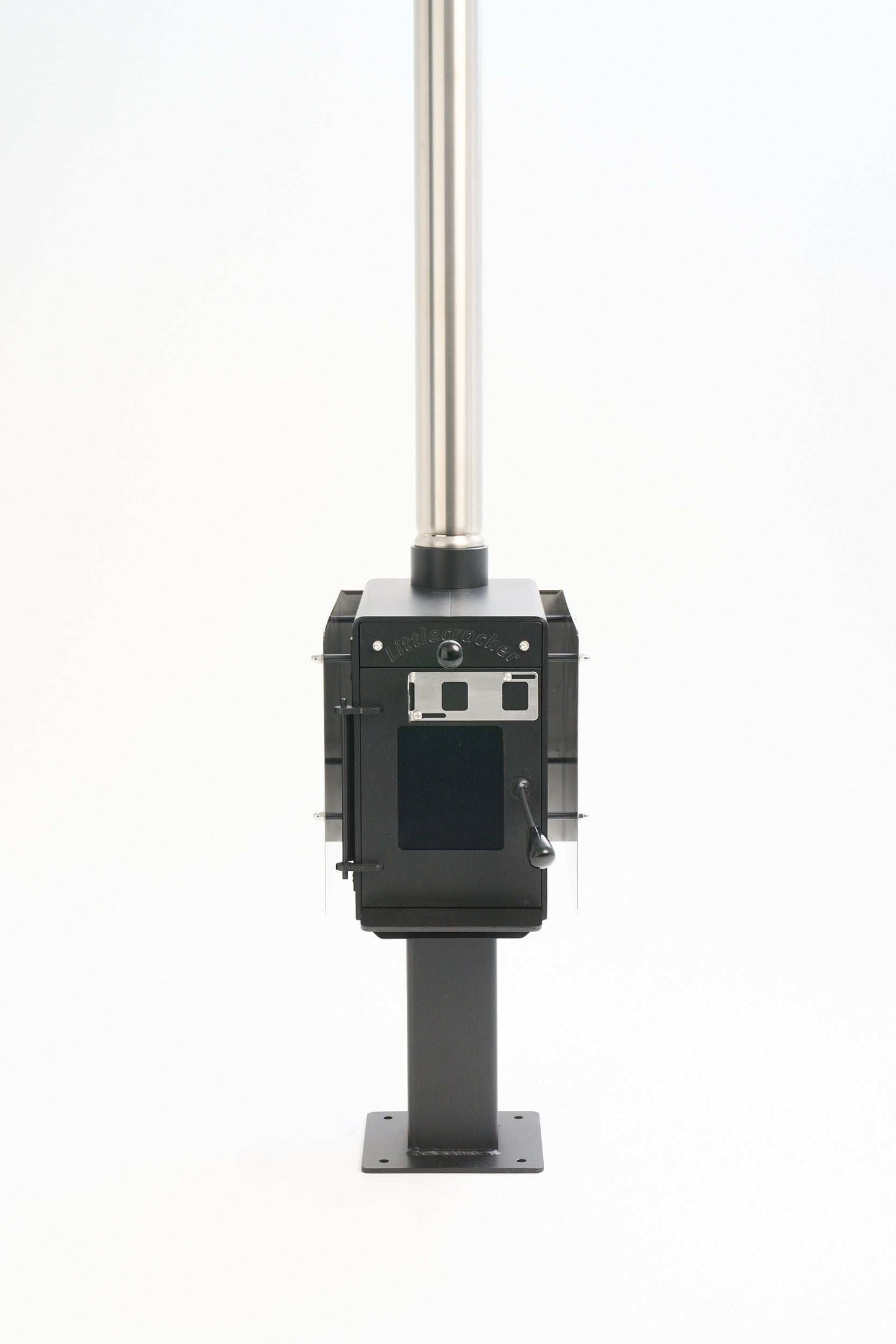 Little Cracker Woody wood-burning heater with 4m flue system for compact spaces installation.
