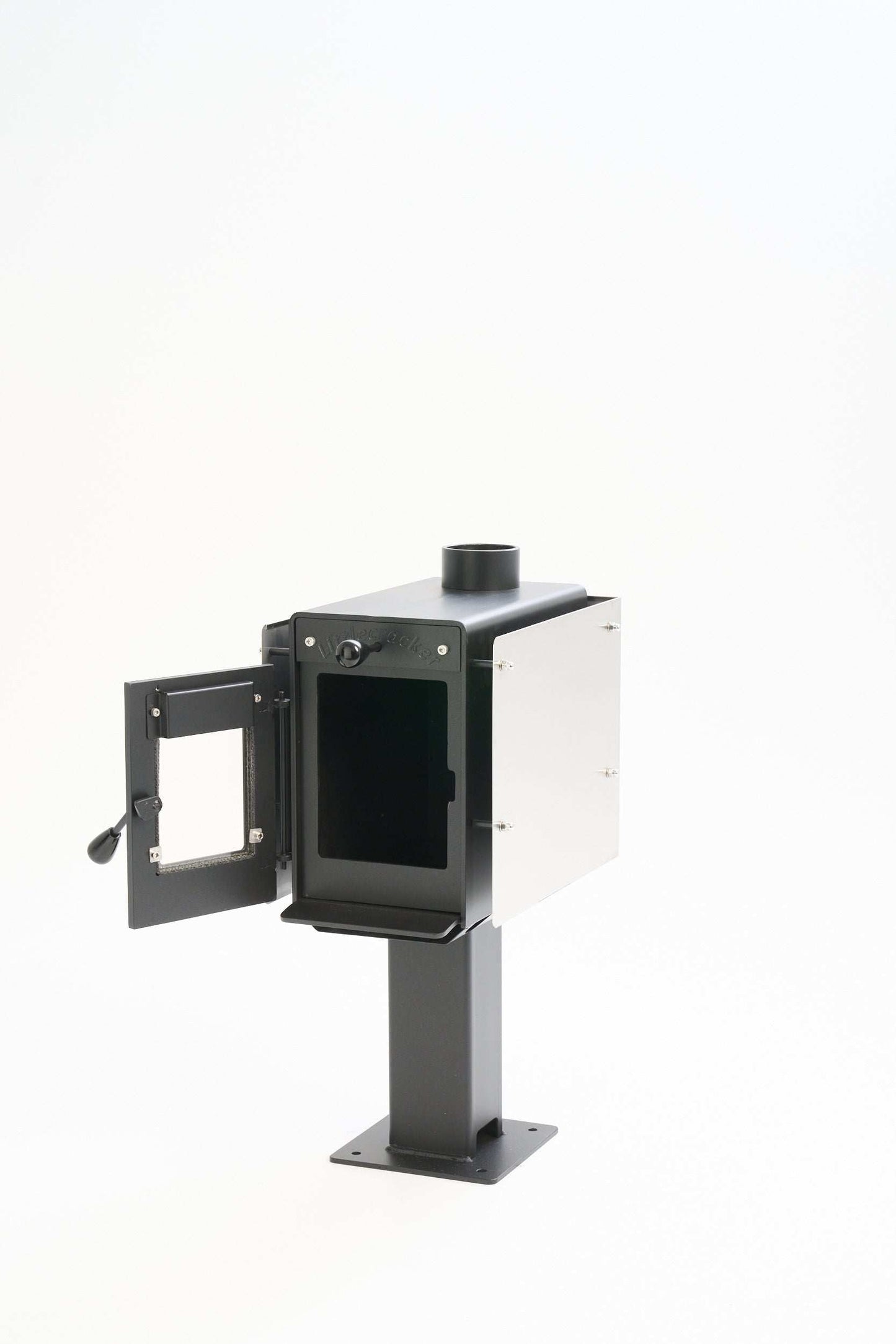 Little Cracker Woody solid fuel heater with 4M flue system for compact spaces.