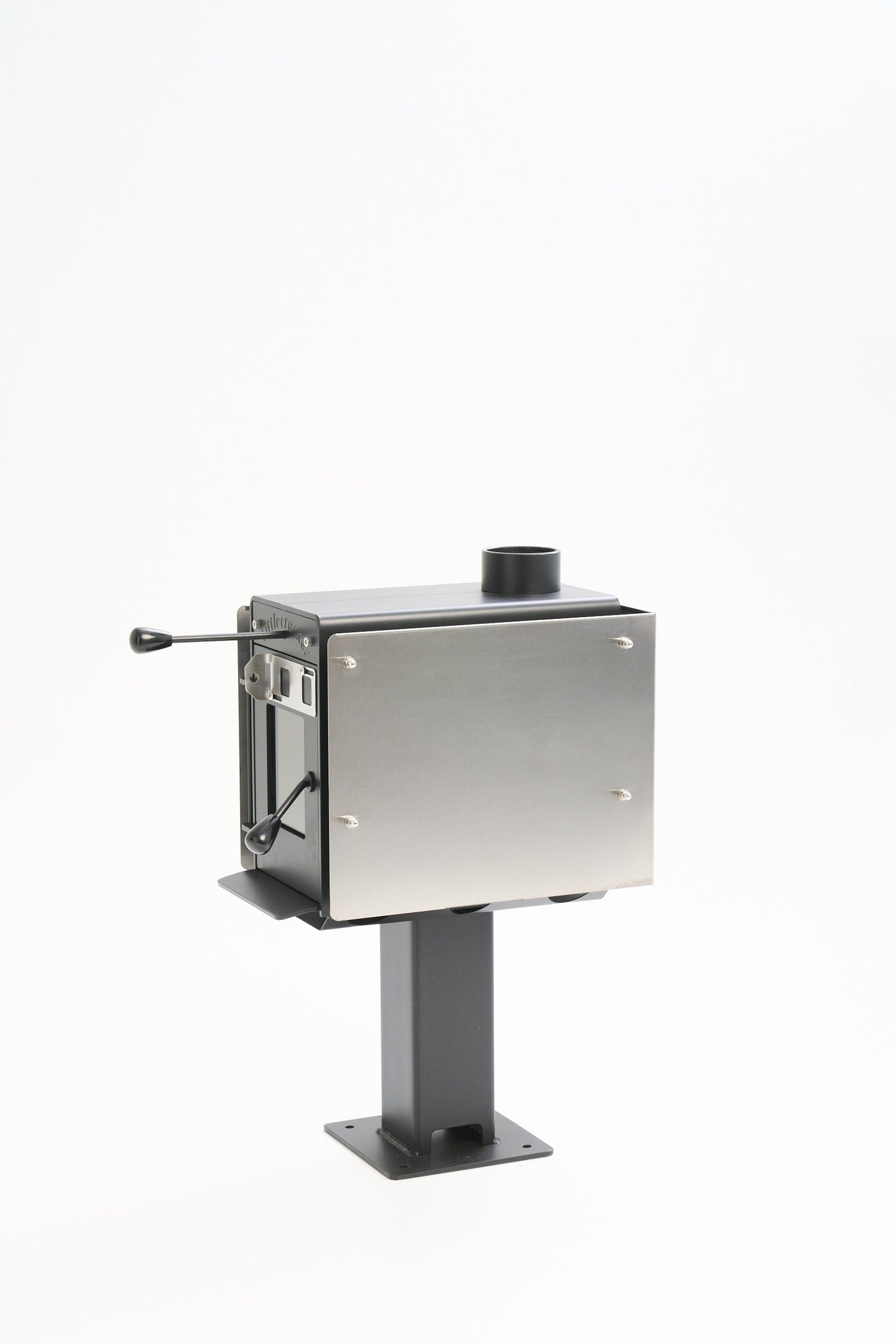 Little Cracker Woody solid fuel heater with 4m flue system for compact spaces.