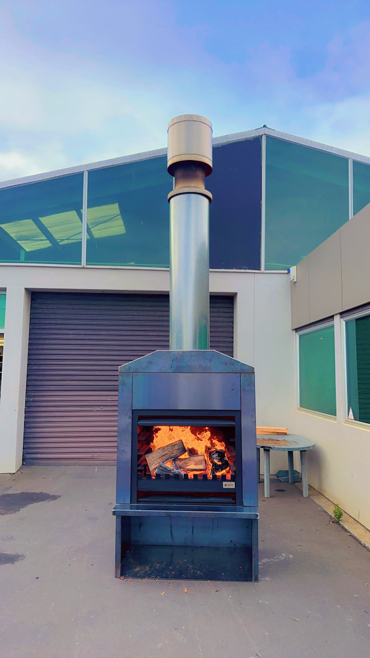 Onflame 900 - Freestanding corten steel cabinet outside fire